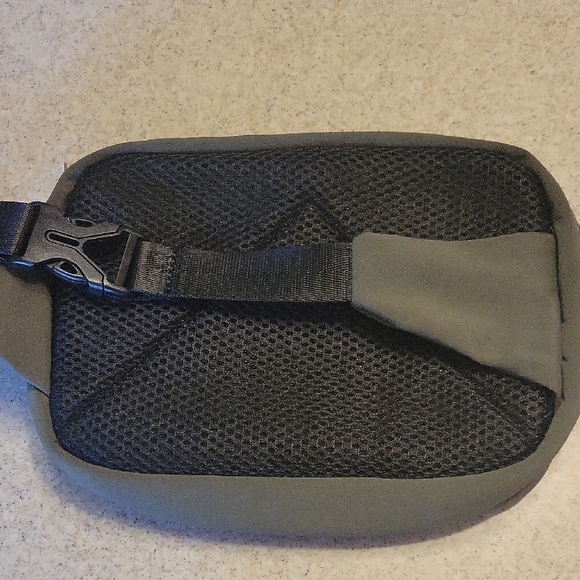 OBE Green Woman's Waist Pack NWOT - Picture 6 of 6